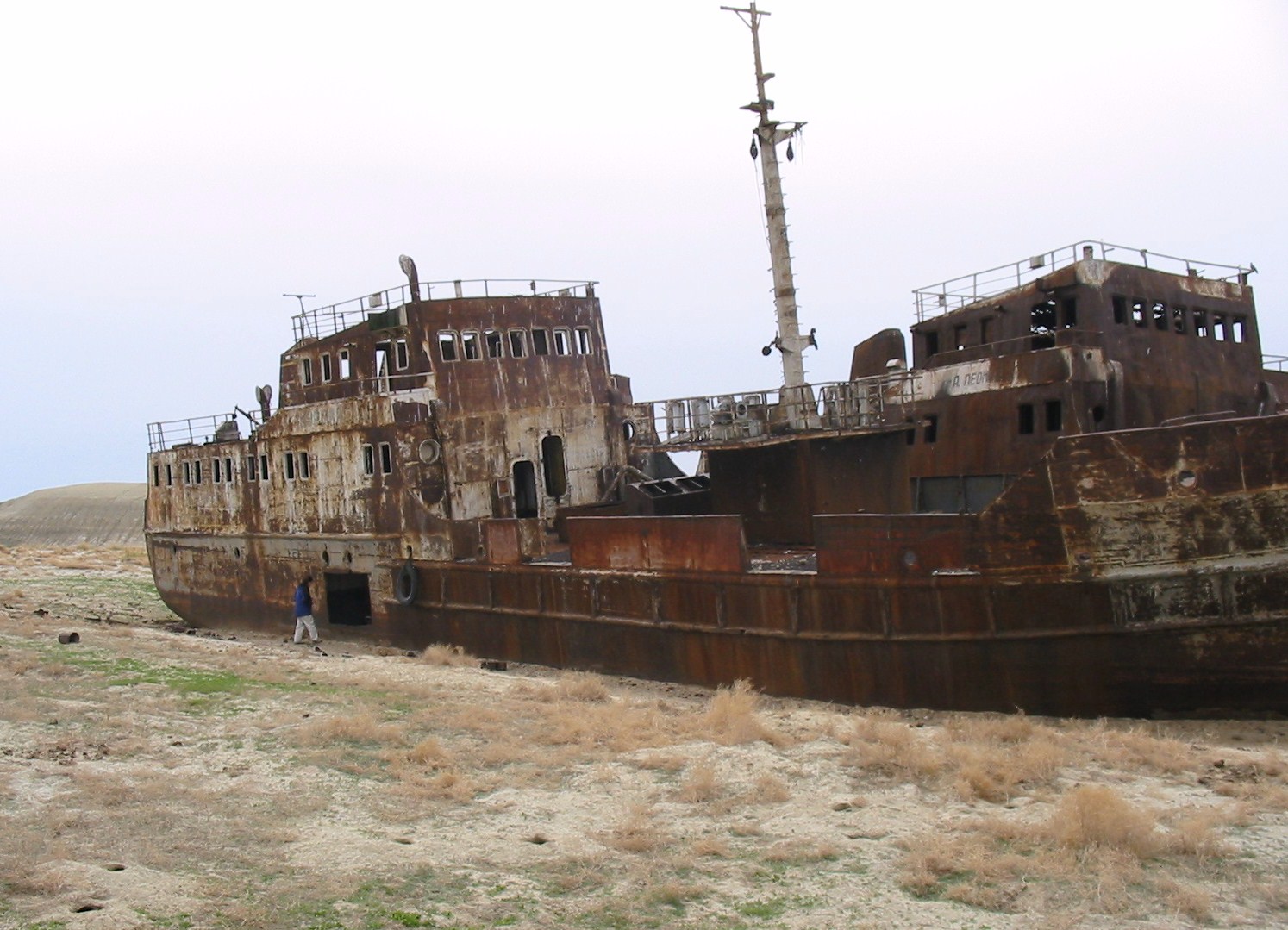 Брошенное судно в районе города Аральск