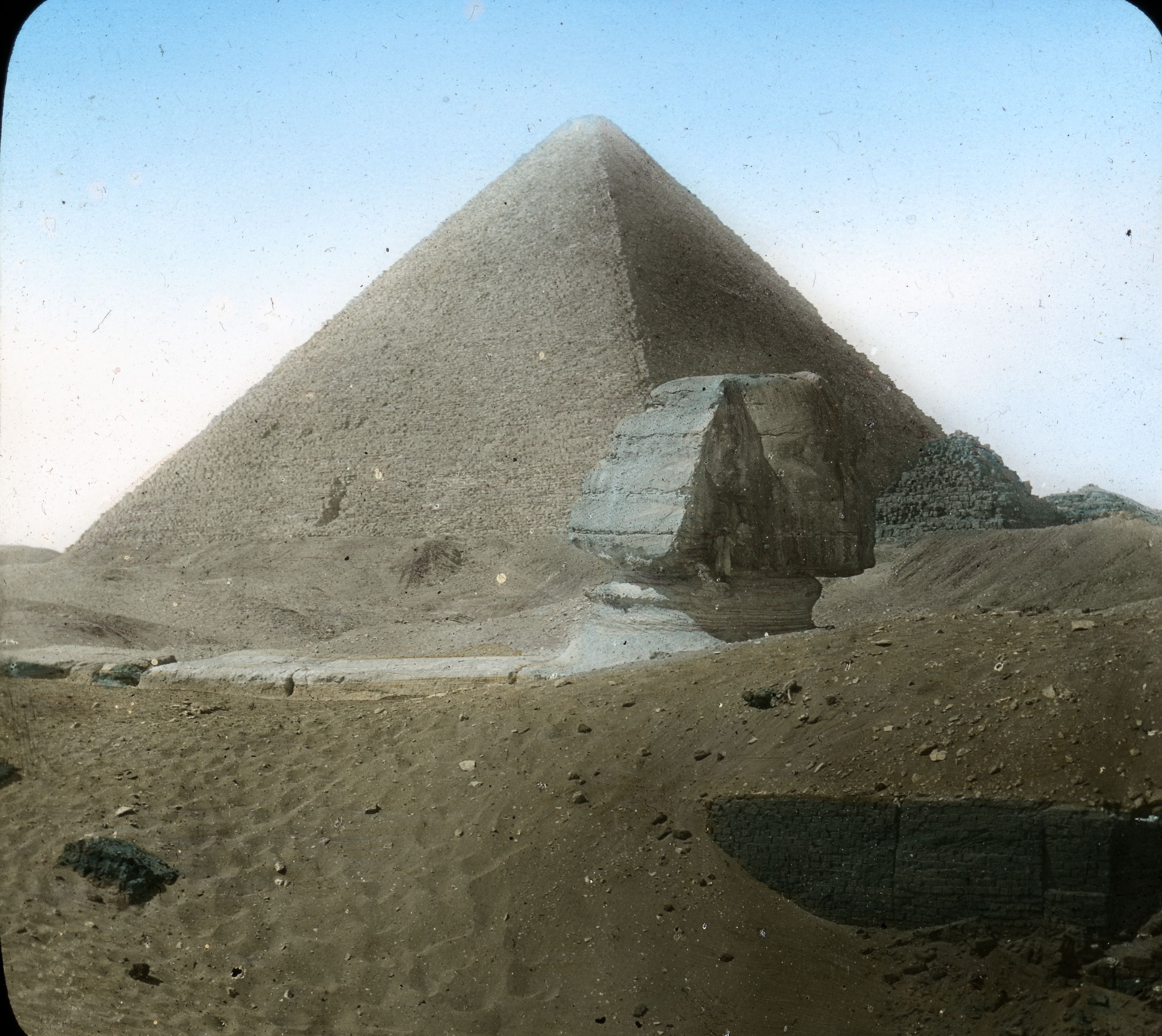 Сфинкс и пирамиды