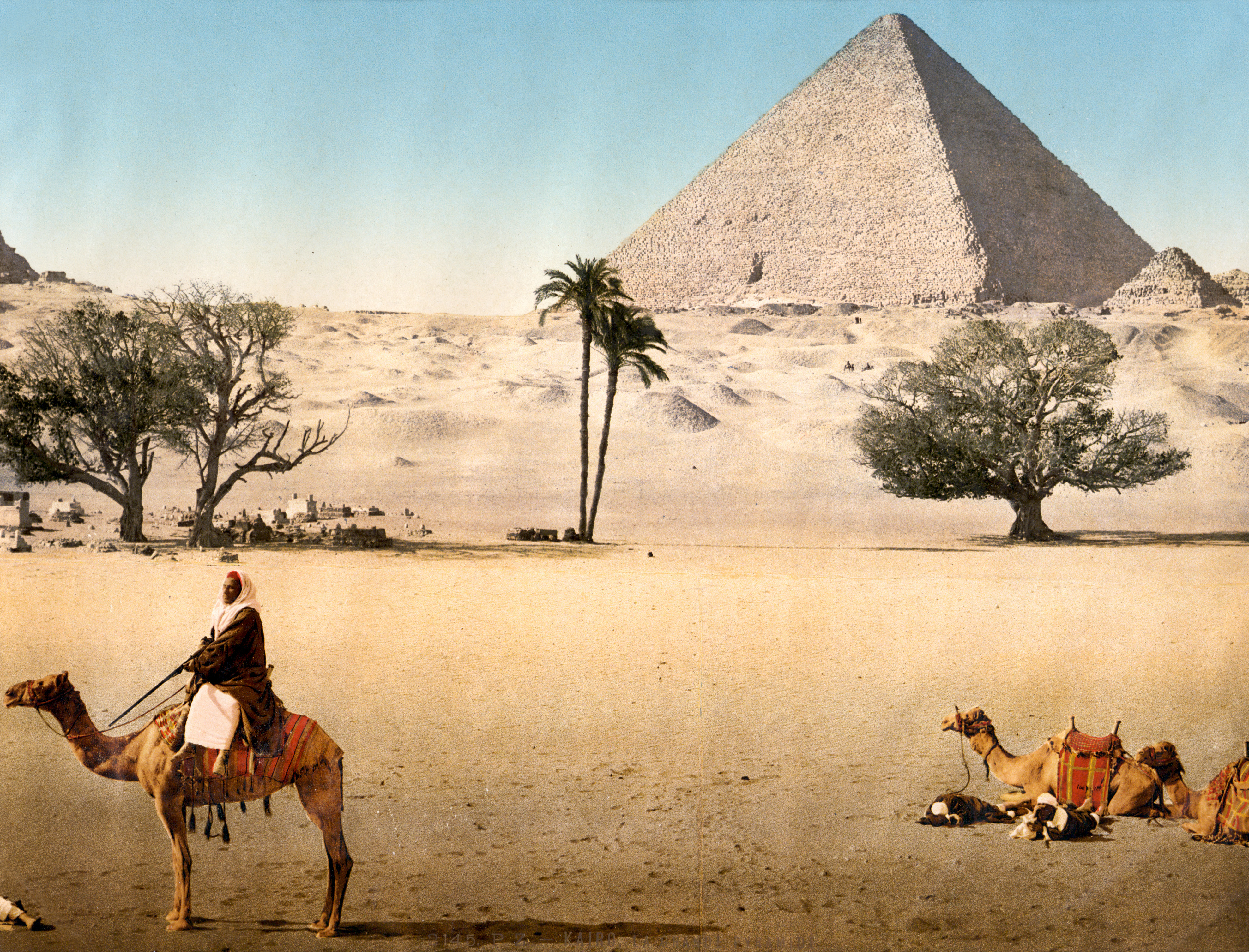 Отдыхающие бедуины на фоне пирамиды Хеопса, Каир, Египет